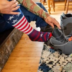 Men's Captain Stripe Over-the-Calf Midweight Ski & Snowboard Sock -Darn Tough Outlet Store 03 1818 StarsStripes LS