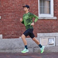 Men's Bolt Micro Crew Ultra-Lightweight Running Sock -Darn Tough Outlet Store 04 1056 Black LS